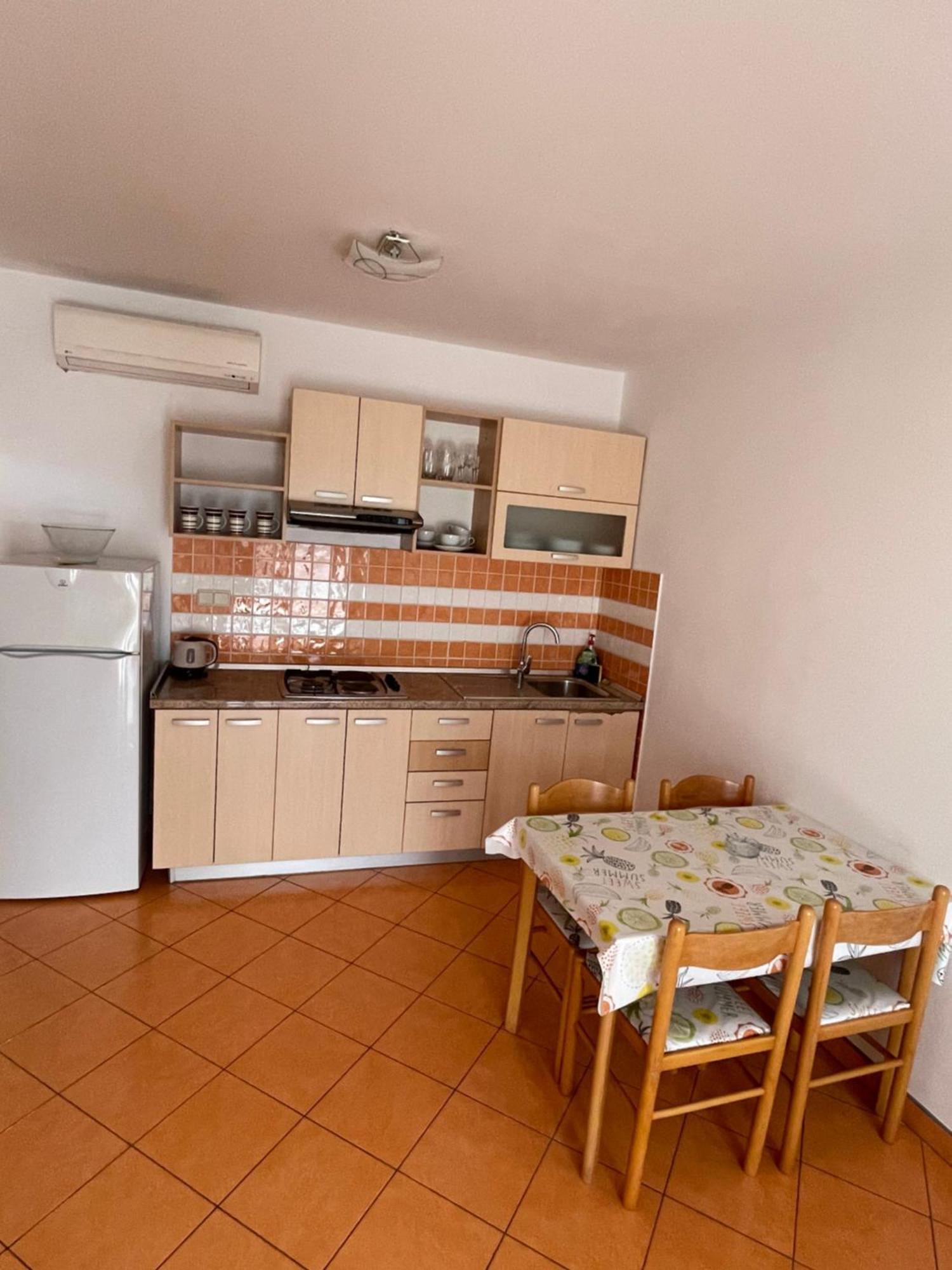 Apartments Belic With Pool Jelsa  Exterior foto